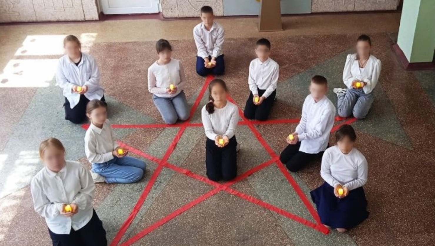 В РФ школьников начали ставить на колени в знак памяти о «геноциде советского народа»