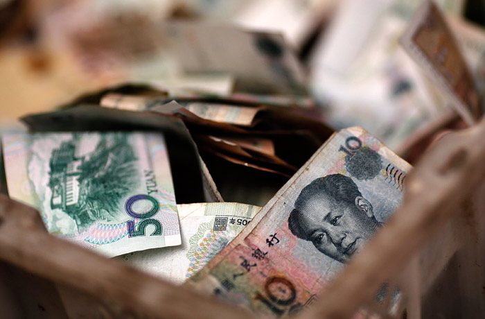 Китай продолжил девальвировать юань и российские ЗВР