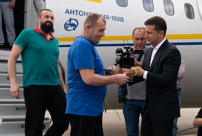 Обмен состоялся! Украина вернула 35 узников Кремля: видео и все детали