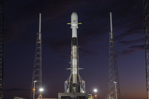 SpaceX успешно запустила сенсационную ракету: впечатляющие фото и видео
