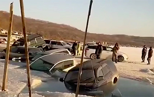 Ловили свои авто вместо рыбы: в Сети показали видео серьезного ЧП в России