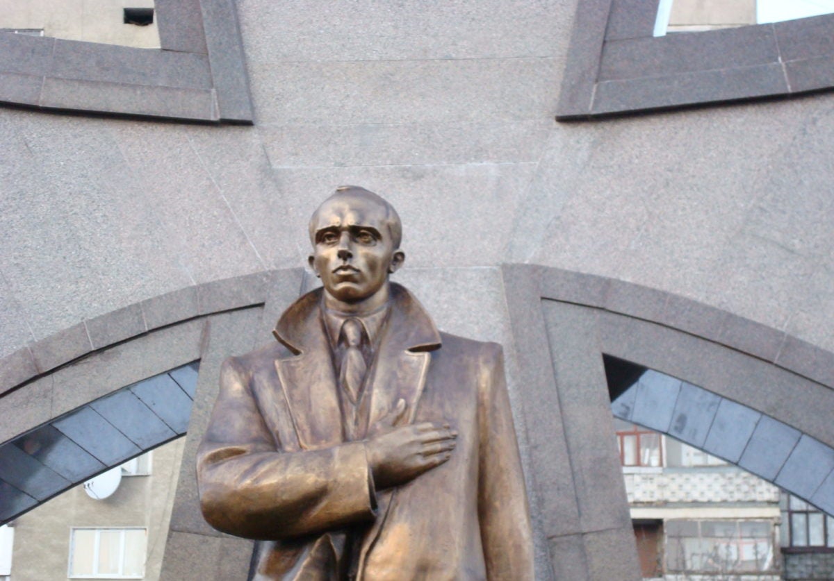 Мэр Ивано-Франковска привел россиян в бешенство из-за идеи поставить памятник Бандepe на границе с РФ