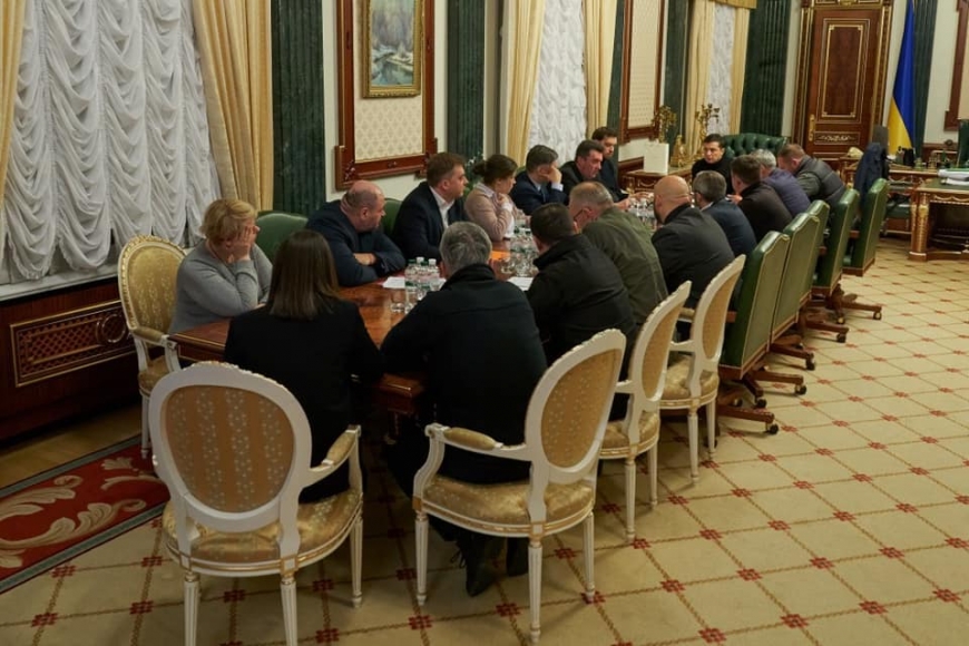 Ночное совещание у Зеленского: фото длинного стола опубликовали с одной целью