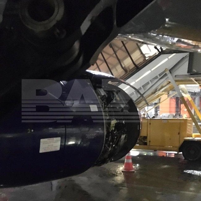 В России во время полета у самолета Sukhoi Superjet оторвалась обшивка двигателя