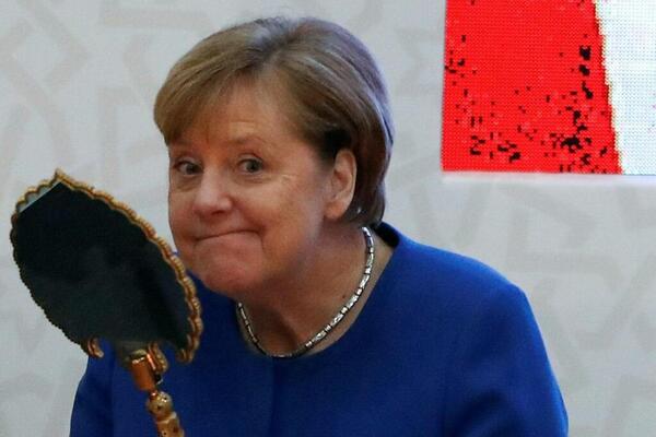 "Потому что девочка!" Меркель удивила реакцией на подарок Эрдогана. Видео