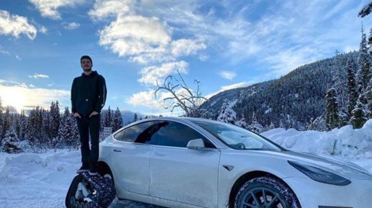 Канадец переделал свою Tesla Model 3 в снегоход (Видео)