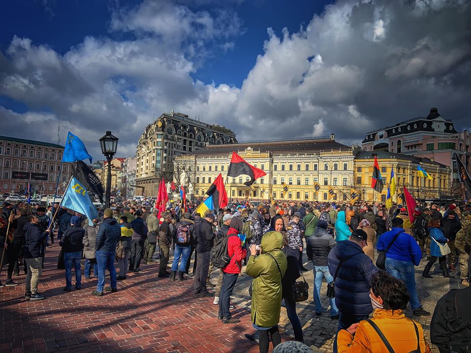 Тысячи людей вышли на Марш добровольцев в Киеве и выдвинули требования к Зеленскому