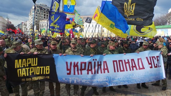 Тысячи людей вышли на Марш добровольцев в Киеве и выдвинули требования к Зеленскому