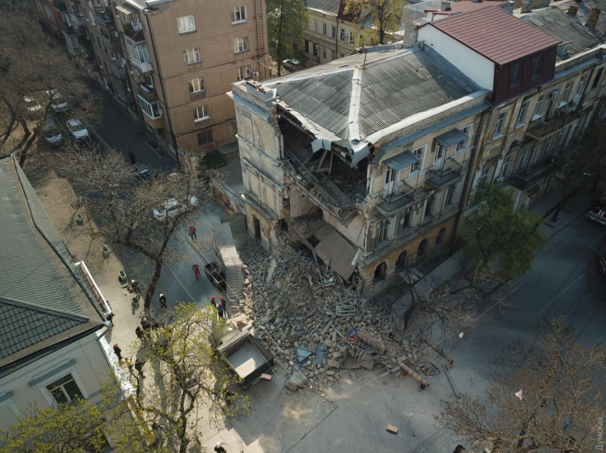 Прохожие чудом спаслись: Появилось видео обрушения дома в Одессе