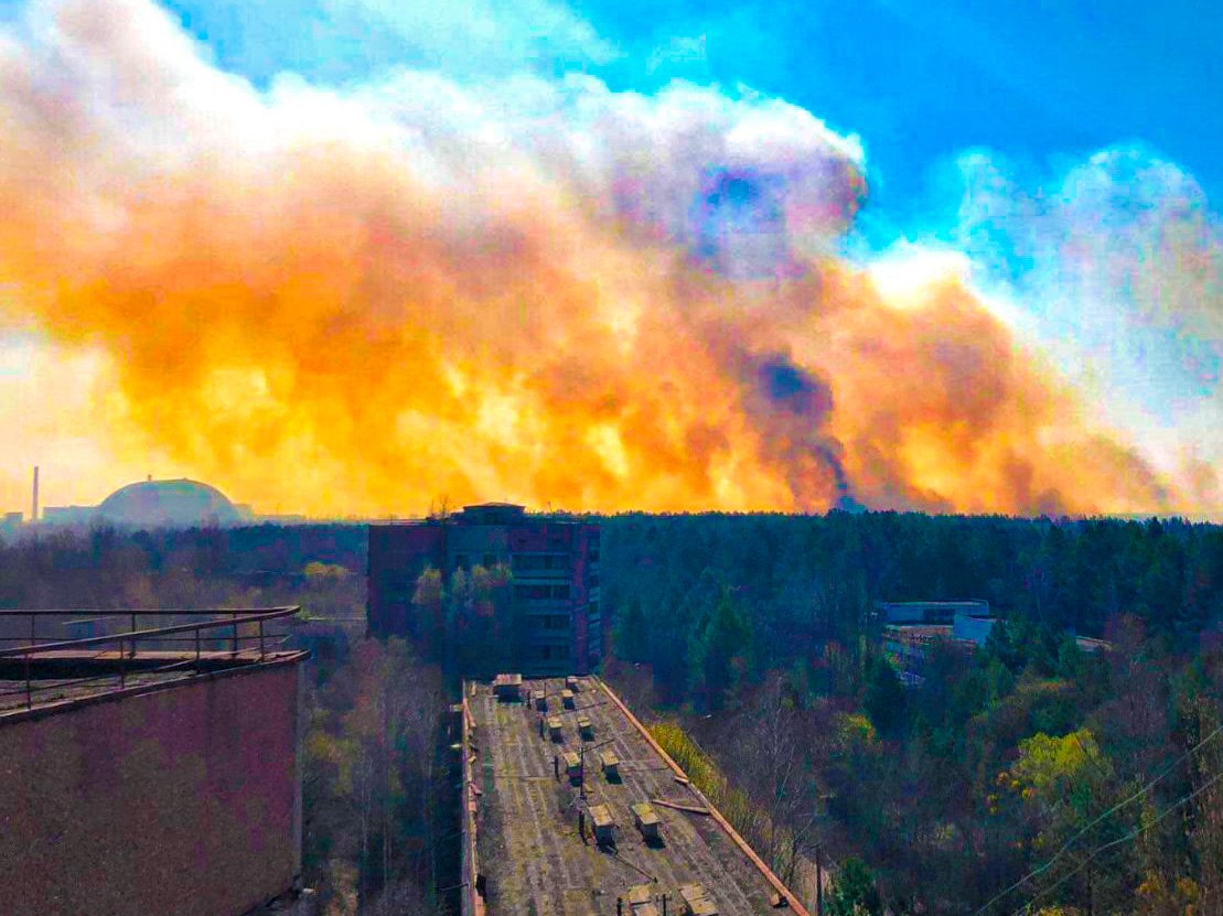 Пожар в Чернобыльской зоне: Огонь уже в 3 км от ЧАЭС