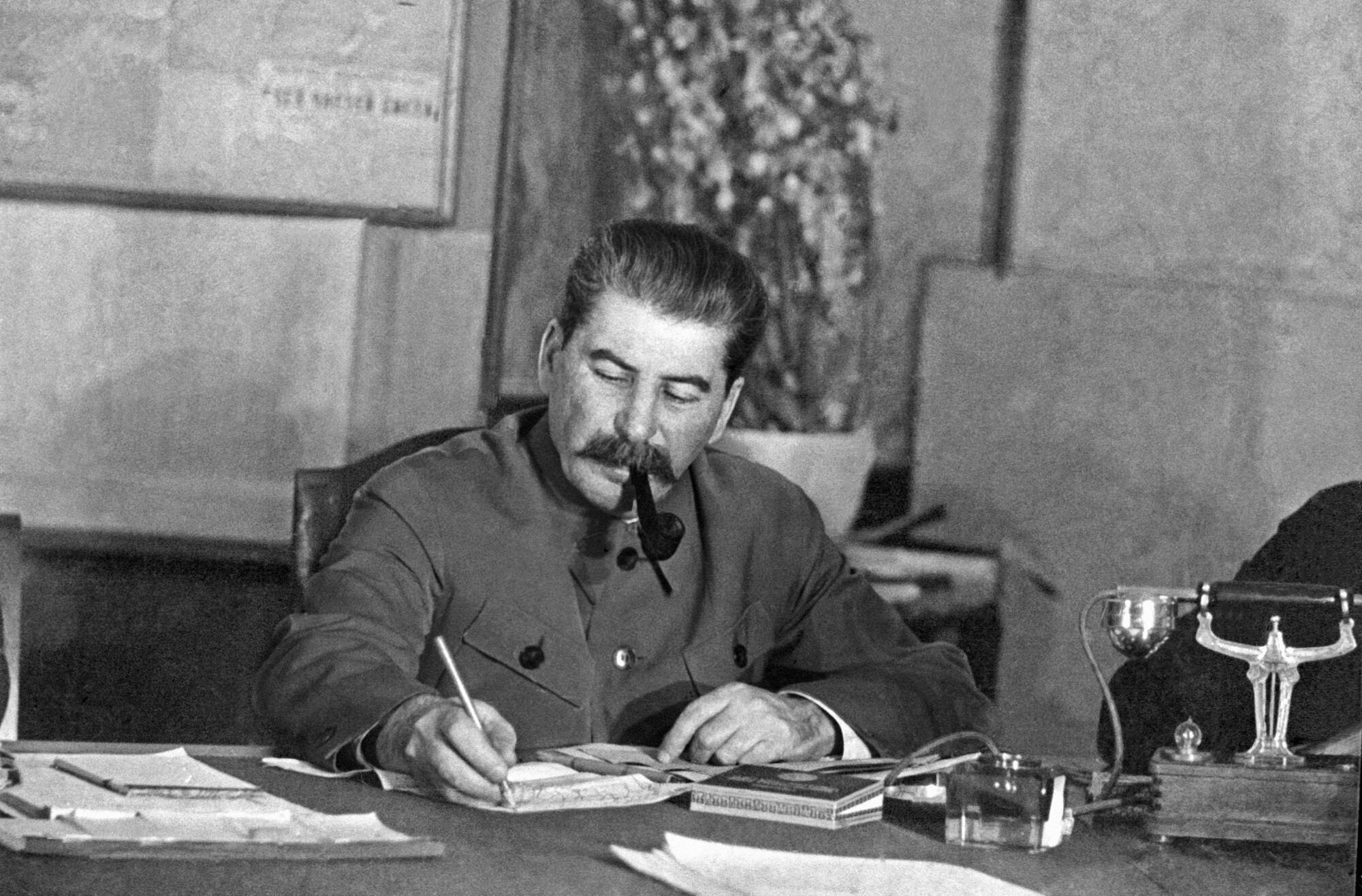Как Сталин из "мелкого бандита" превратился в "отца победы"