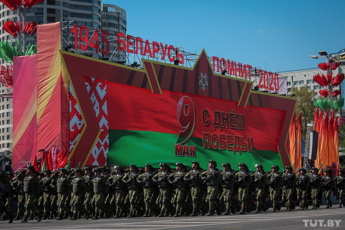 Лукашенко в разгар пандемии закатил грандиозный парад к 9 мая и демонстративно отказался от георгиевской ленты, видео