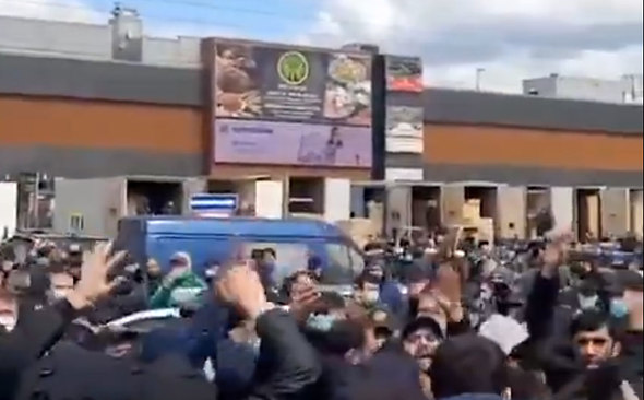 Мигранты устроили бунт на Московском рынке: начались столкновения с полицией (Видео)