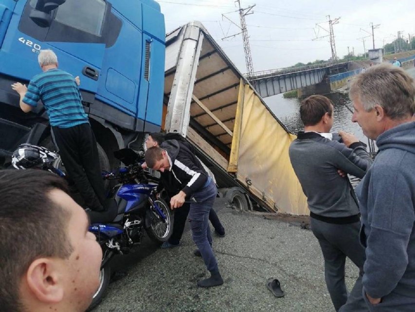 Под Днепром рухнул мост во время проезда фуры
