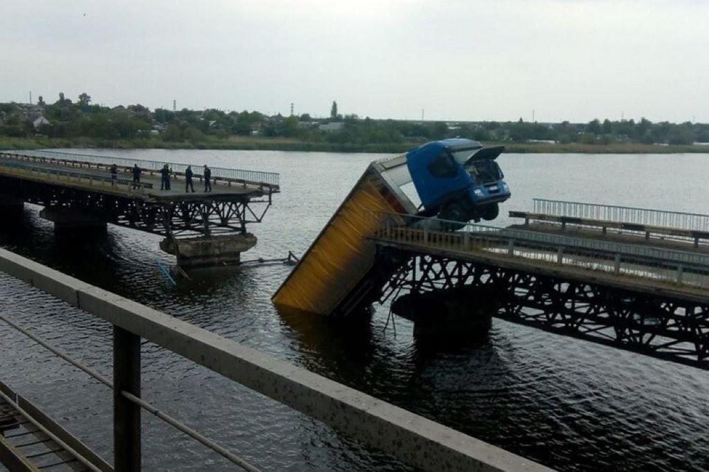 Под Днепром рухнул мост во время проезда фуры