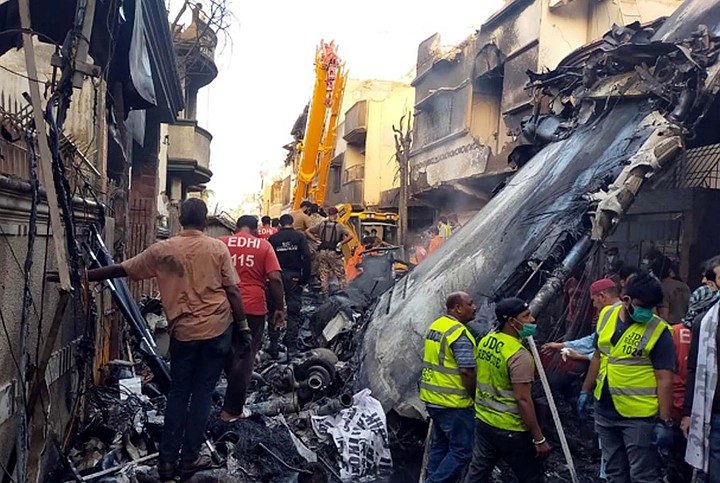 Выжившие при крушении пассажирского самолета в Пакистане рассказали, как им удалось спастись