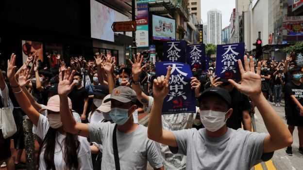 Гонконг всколыхнула волна протестов, люди атакуют полицию: фото и видео