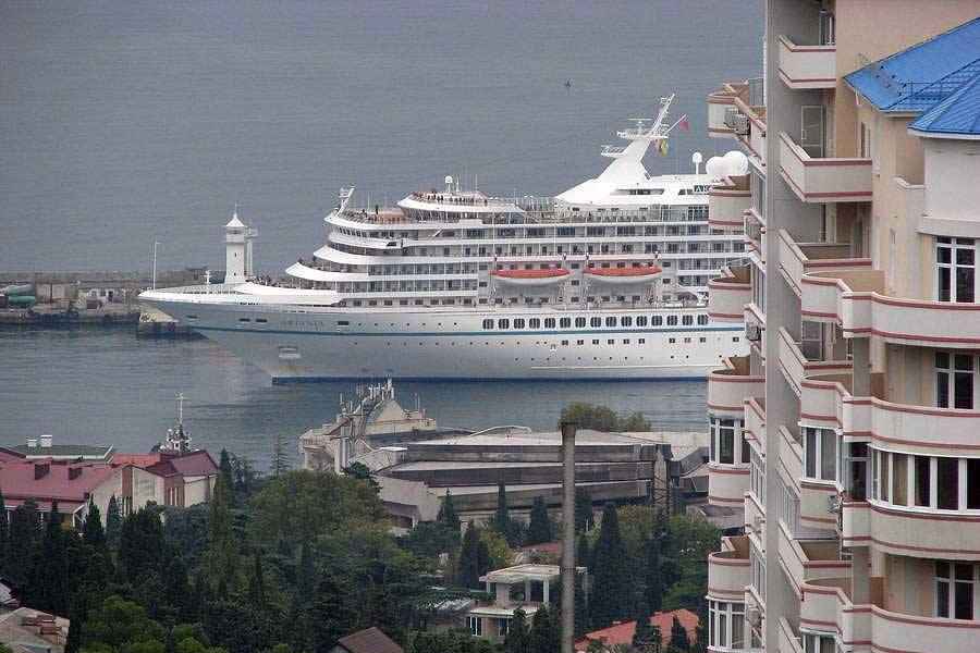 Россия закрыла Крым для туристических лайнеров: появилась реакция местных жителей