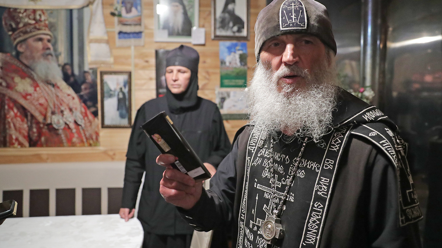 ФСБ готовится к штурму: в России священник и наемники с Донбасса захватили монастырь
