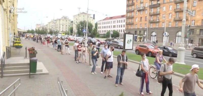 В Минске сторонники оппозиции более шести часов стояли в живой цепи в знак протеста. Видео
