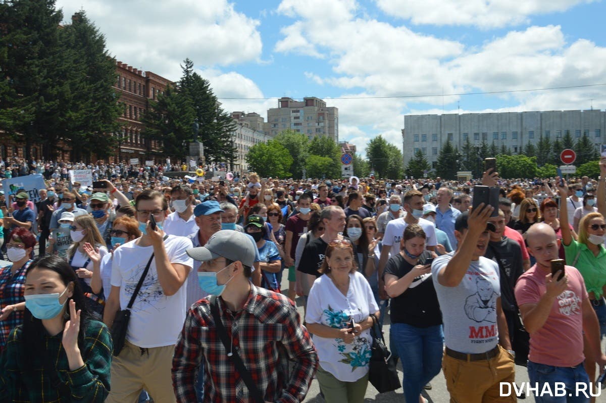 «Путина — в отставку»: В Хабаровске прошел самый массовый митинг в истории города в защиту губернатора края