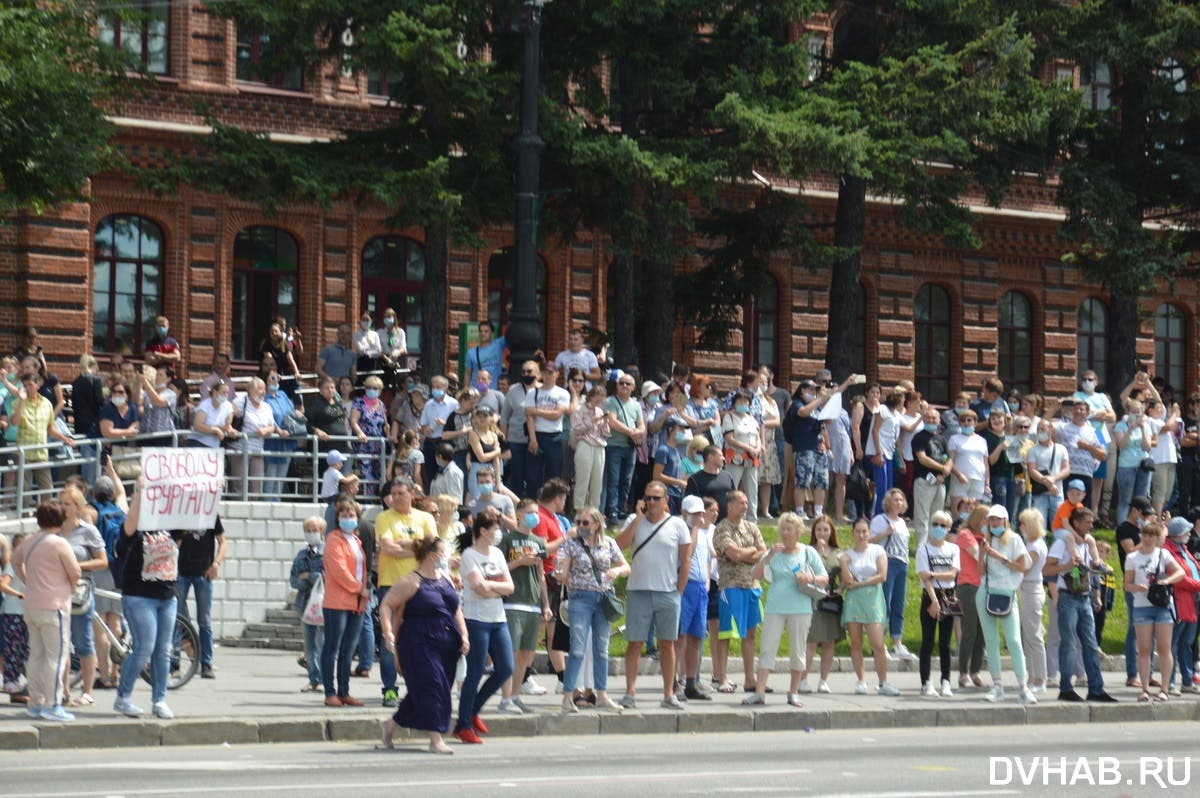 «Путина — в отставку»: В Хабаровске прошел самый массовый митинг в истории города в защиту губернатора края