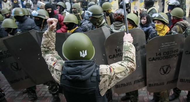 У Зеленского хотят вытеснить майдановцев из армии, чтобы те не подняли бунт после предательских команд