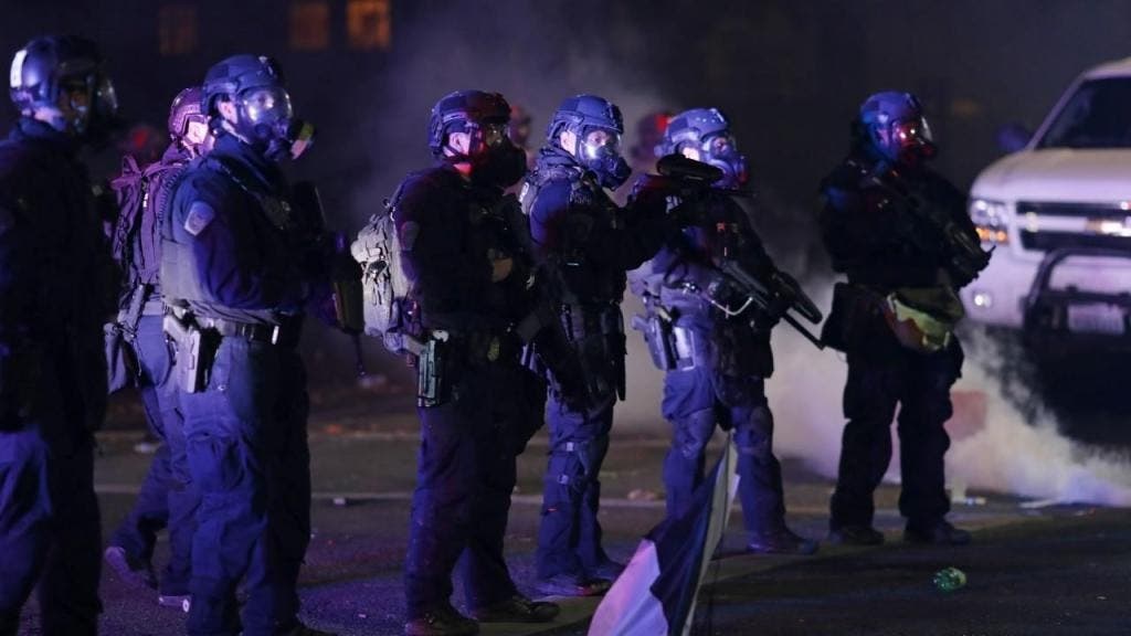 В США произошли массовые столкновения митингующих с полицией