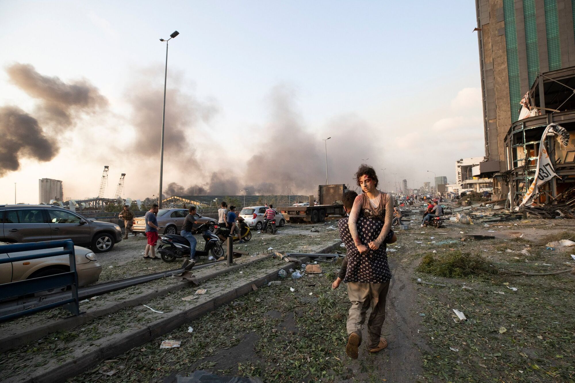«Точно, как в Хиросиме»: Много погибших и взрывная волна, разрушившая полгорода – губернатор Бейрута
