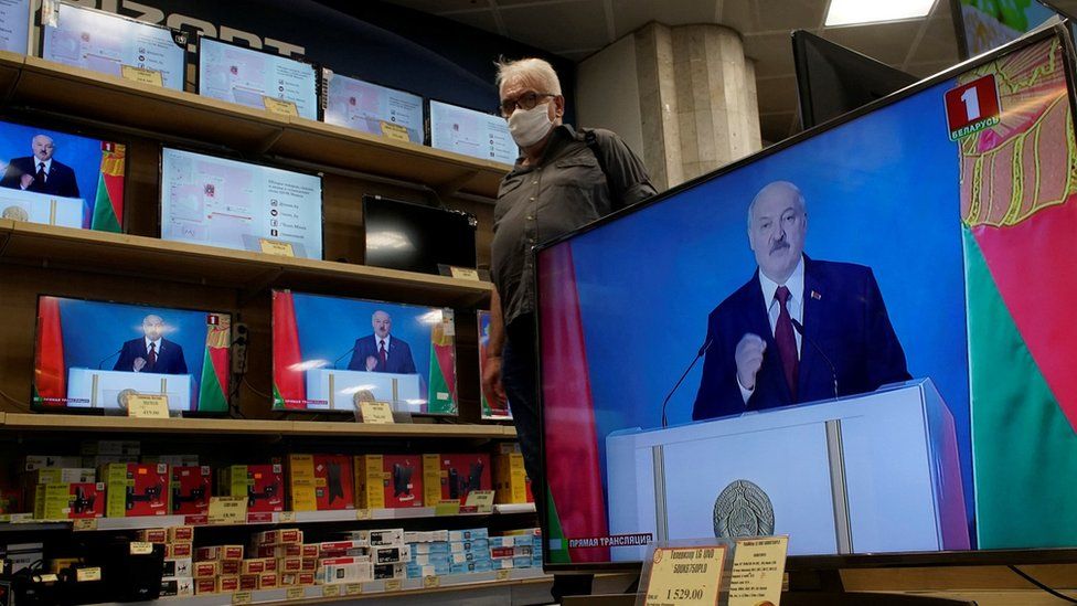 "Лукашенко может сбежать в Москву или Киев", - Гордон назвал три сценария для Беларуси после выборов