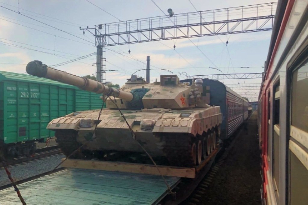 В российской Сибири заметили танки Китая: бронетехника армии КНР проехала через Новосибирск