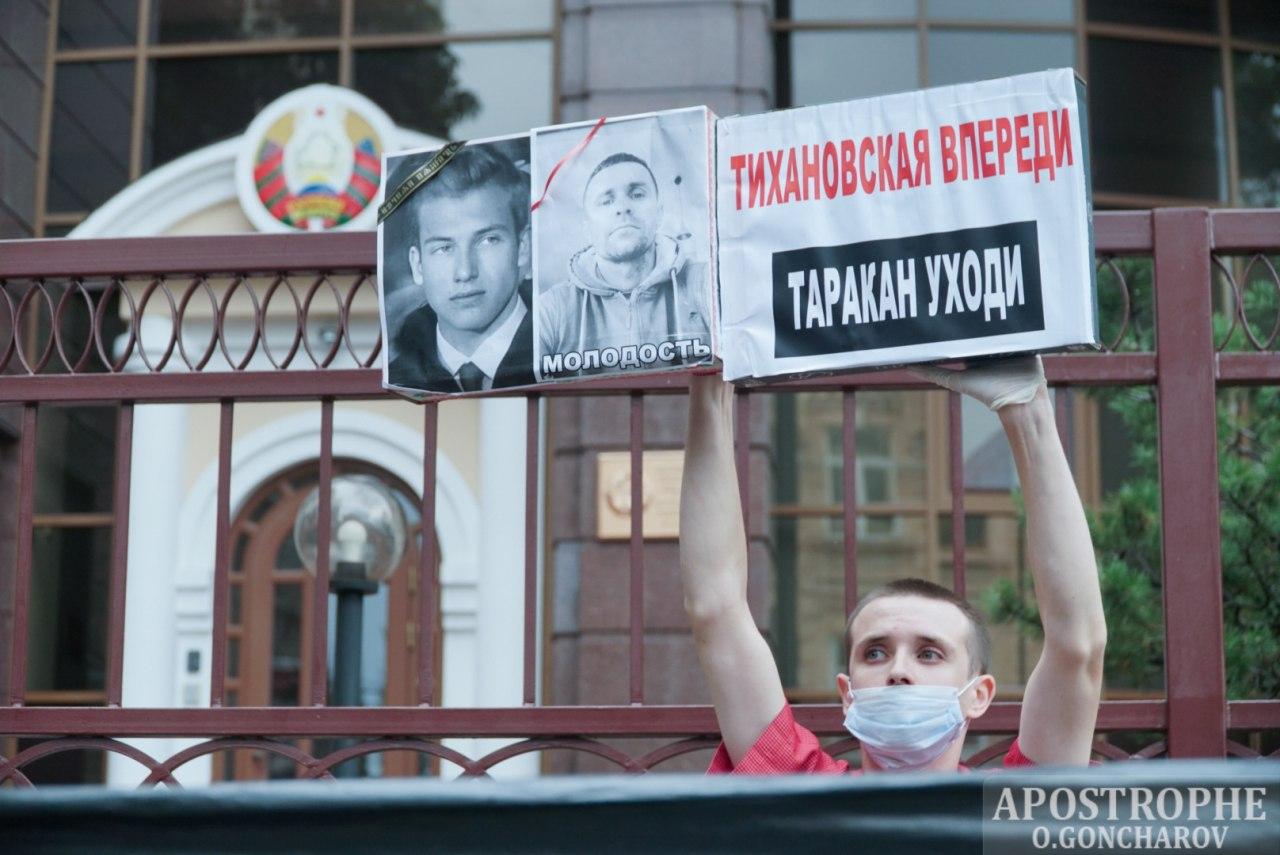 "Таракан, уходи": в Киеве устроили акцию протеста против Лукашенко - полиция жестко отреагировала (Видео)
