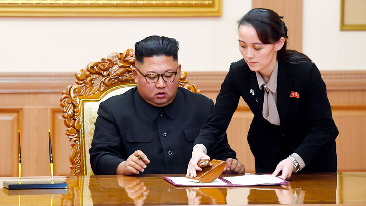 Ким Чен Ын поделился властью с сестрой и помощниками - разведка назвала причину