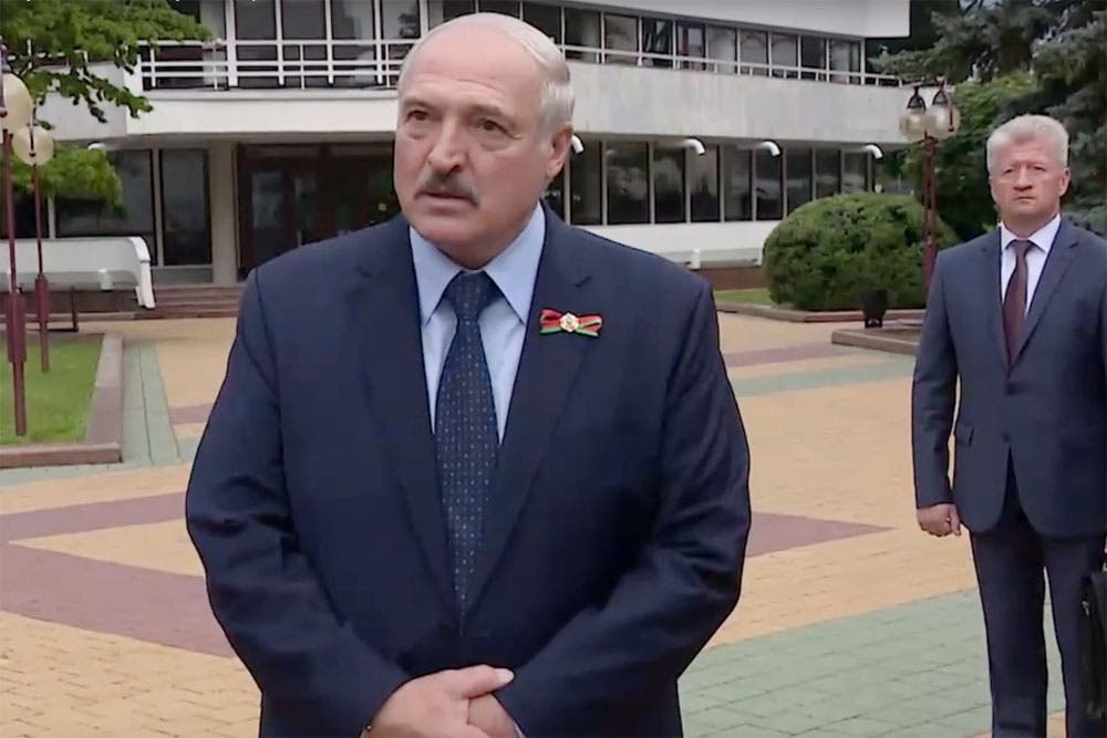 Лукашенко резко ответил Макрону на предложение посредничать в переговорах с оппозицией