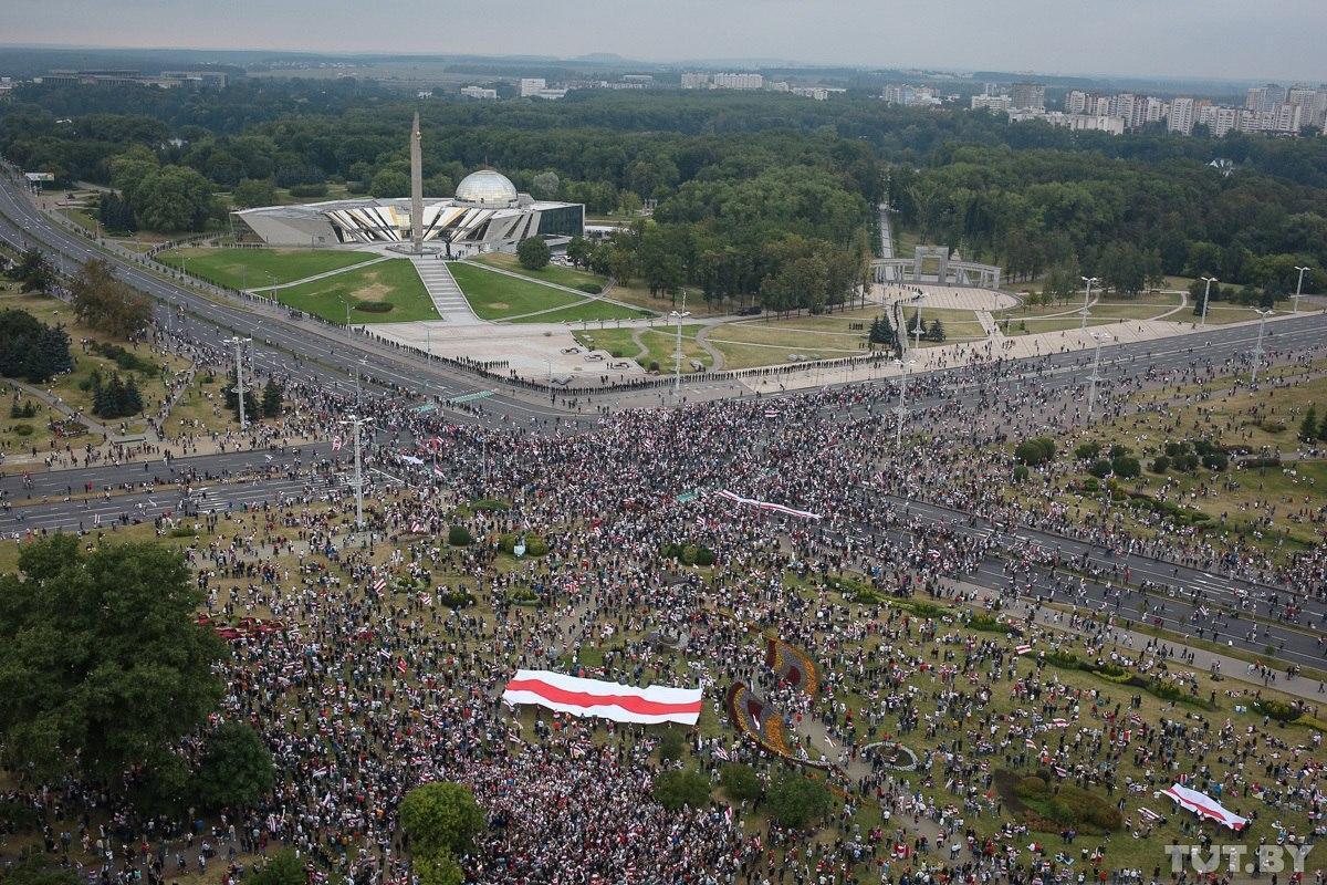 Белорусы не испугались армии: Более двухсот тысяч человек вышли на площадь в центре Минска