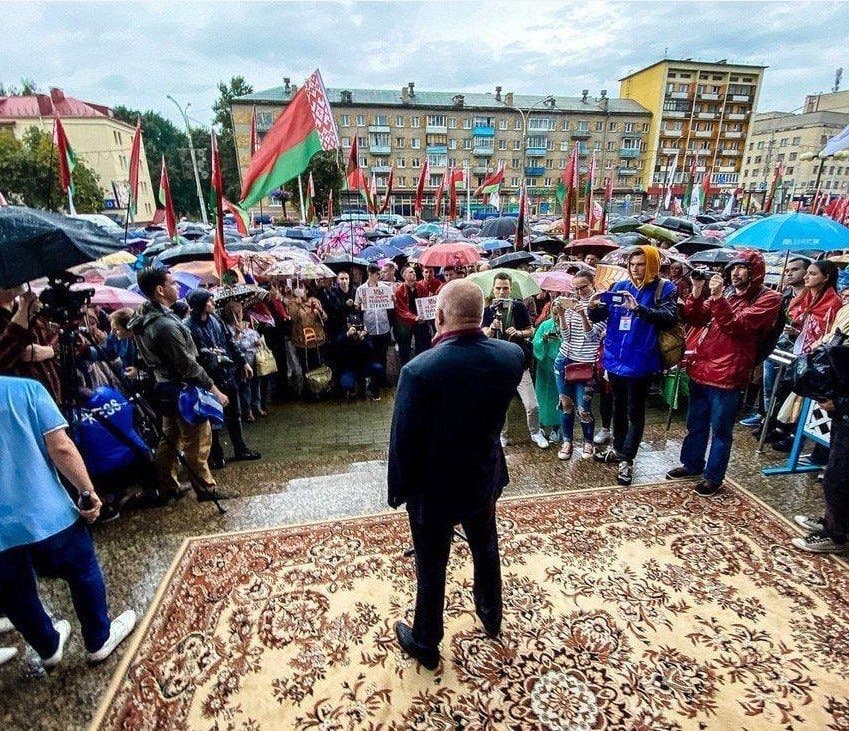 Несколько тысяч протестующих вышли на митинг в центре Минска. К вечеру людей начали задерживать