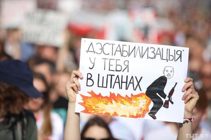 Беларусь охватили масштабные "Марши героев", к резиденции Лукашенко стянули военную технику: прозвучали выстрелы