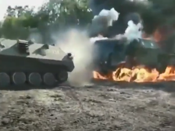 В России военные на учениях сожгли собственную технику. Видео