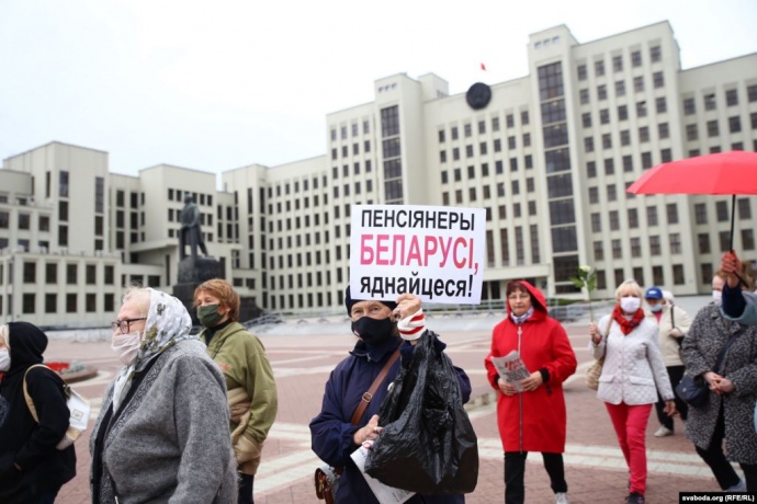 В Минске и других городах Беларуси прошел "Марш пенсионеров", силовики устроили стычки и применили слезоточивый газ. Фото и видео