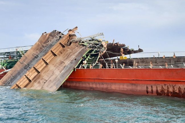Появилось видео последствий взрыва на российском танкере в Азовском море