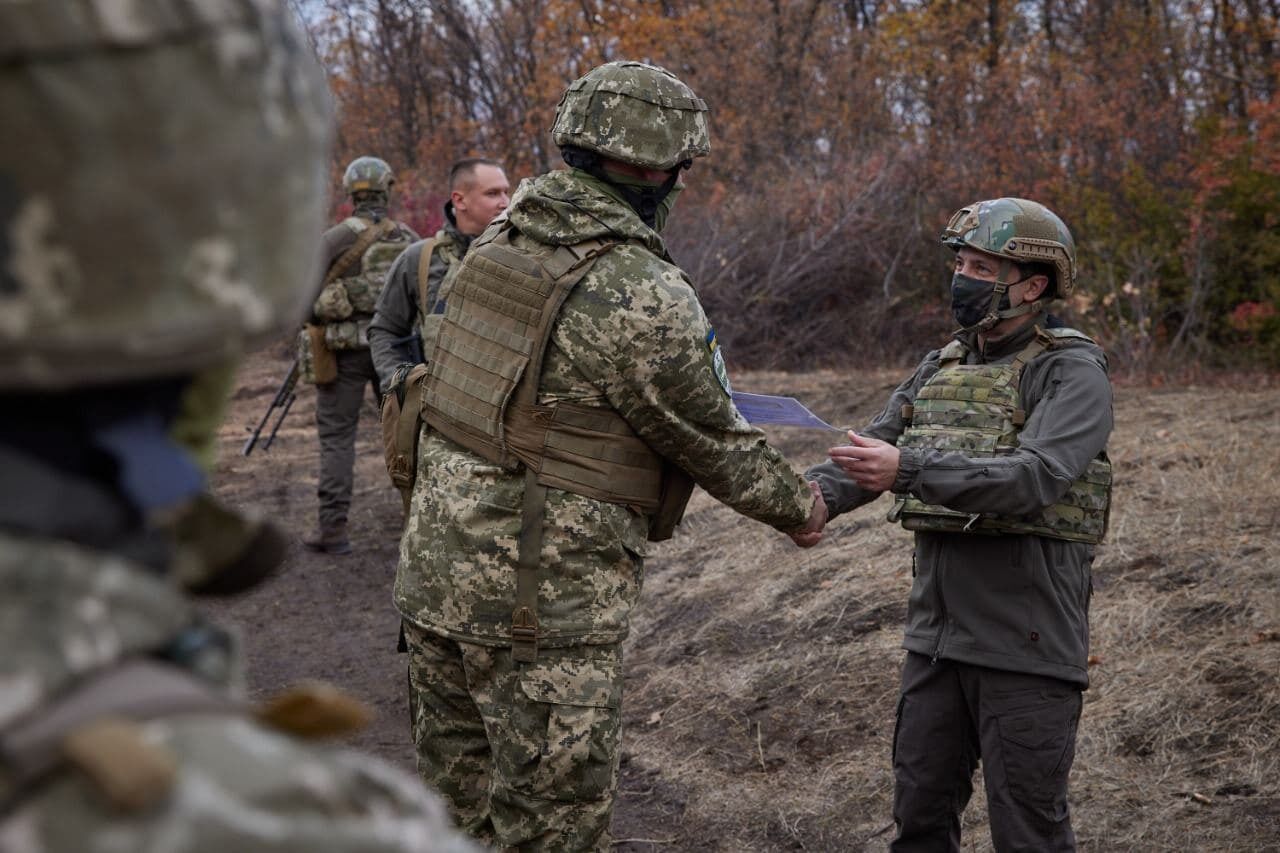 Зеленский встретился с бойцами на передовой: что сказал президент о Донбассе. Фото