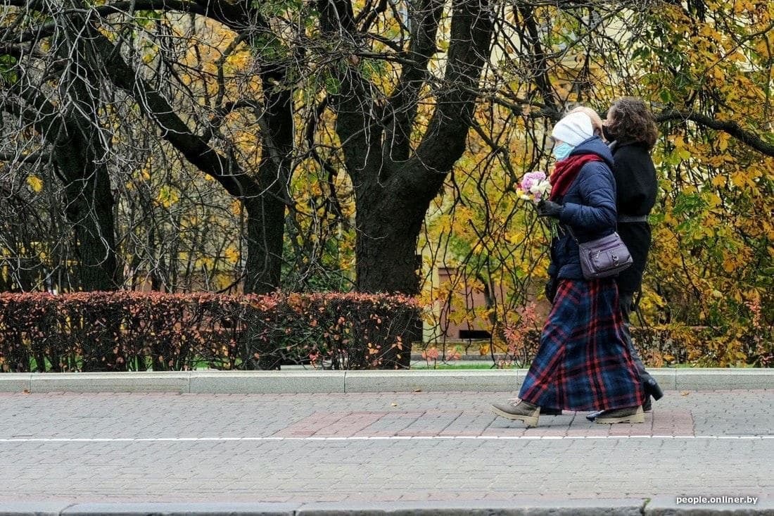 Если это не 37-й, то что?: В Минске ОМОНовцы задержали девушку, гулявшую с листьями в руках