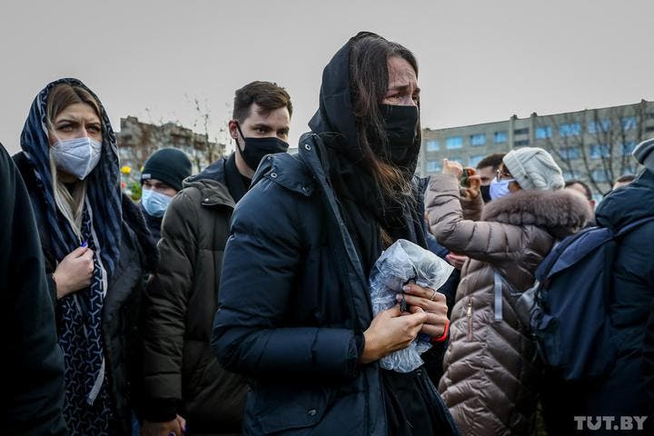 В Минске тысячи людей пришли проститься с убитым Романом Бондаренко