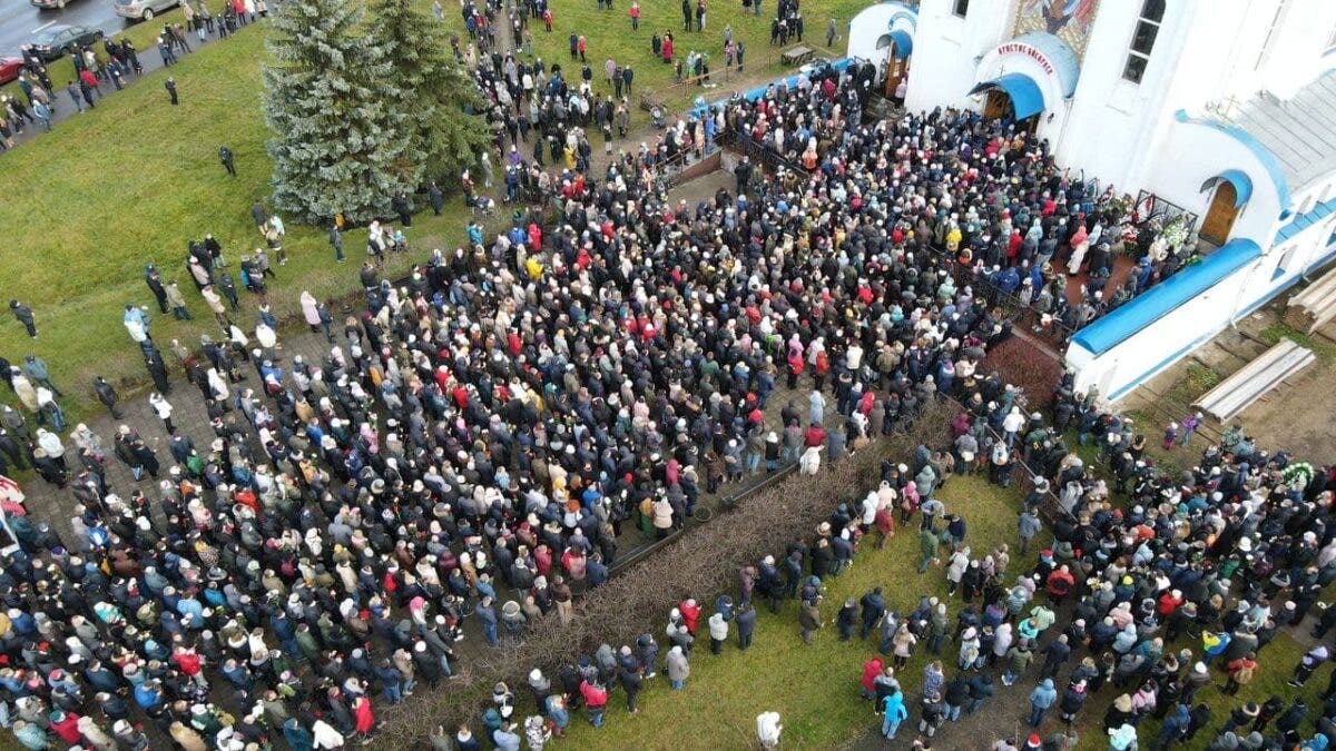 В Минске тысячи людей пришли проститься с убитым Романом Бондаренко