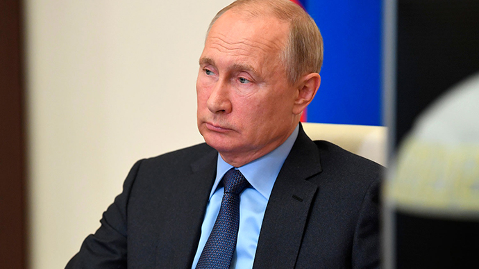 В Кремле назвали причину, по которой Путина нельзя вакцинировать “чудодейственной” российской вакциной от коронавируса