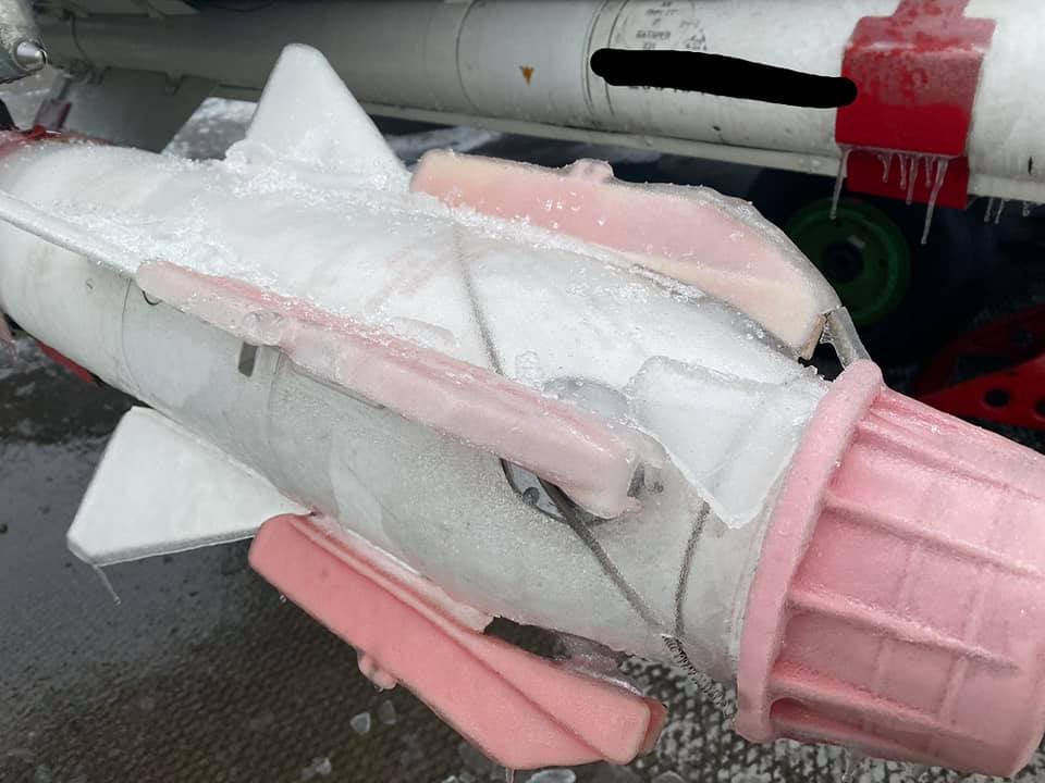Истребители ВСУ покрылись льдом из-за непогоды. В Командовании ВС говорят, что нет денег на ангары