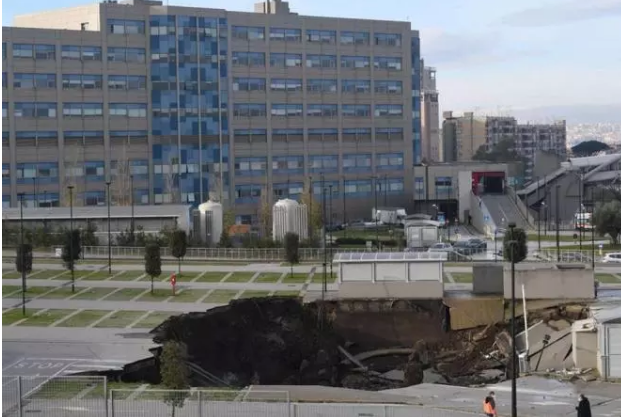 В Италии прогремел взрыв возле "ковидной" больницы: фото и видео гигантской воронки