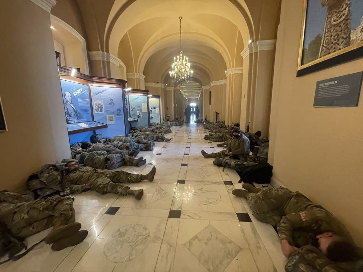 Солдат спит, заседание в Конгрессе идет. Здание Капитолия заполонили сотни вооруженных бойцов Нацгвардии США