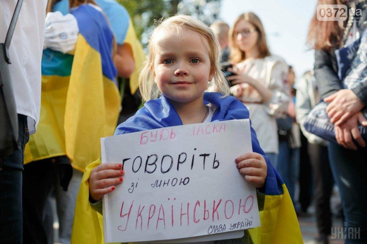 Теперь украинцев обязаны обслуживать на украинском языке. Штрафовать за отказ начнут позже