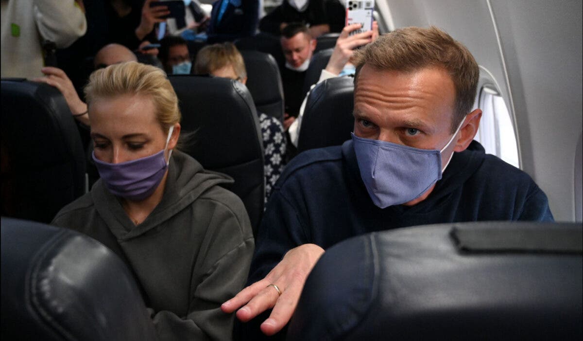 ✅ "Мальчик, водочки нам принеси". Навальный с женой записали видео в самолете, на котором летят в РФ